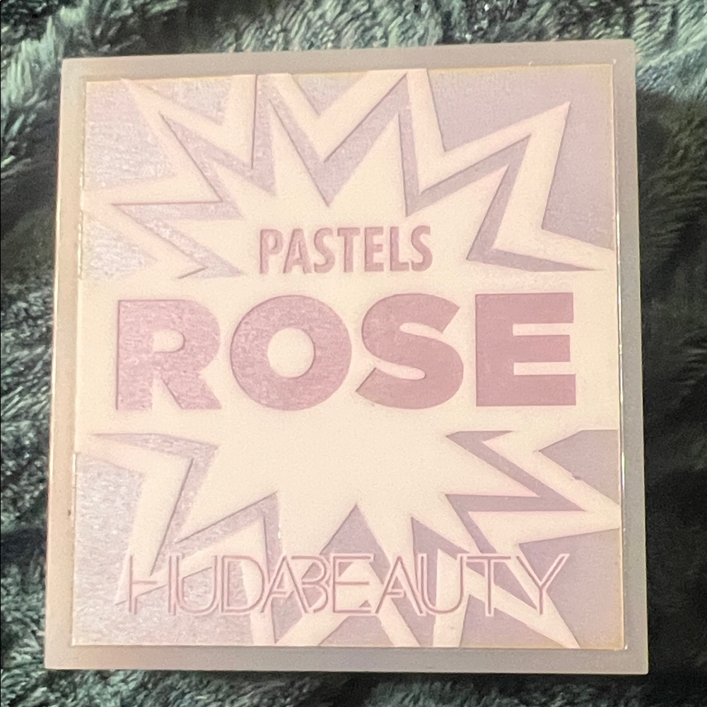 HUDA BEAUTY Pastels Rose Palette in Soft Pink and Lavender
